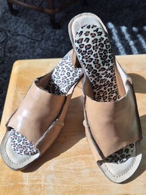 AEROSOLES Tan Open-Toe Mule Heels with Leopard Insole